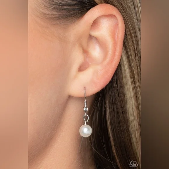 Upper Class Necklace - Picture 2 of 3